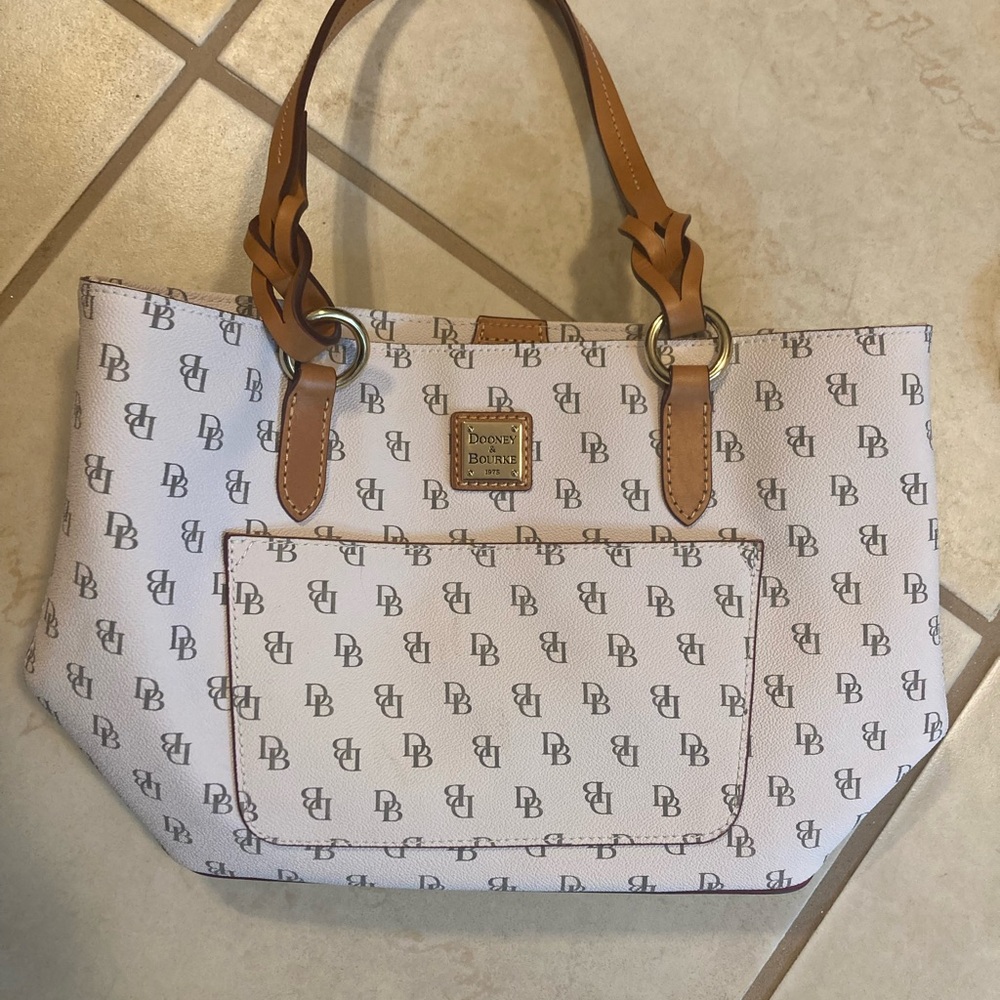 New DB, Wht & Tan w Red lining Bag, 3 sec w multiple pockets design & key leash